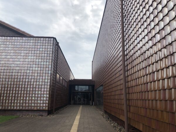 島根県芸術劇場・グラントワの入り口