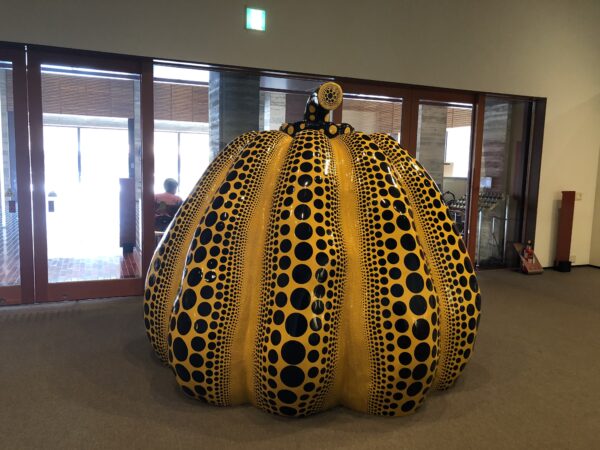 島根県の石見美術館にある草間彌生さんの黄色い南瓜