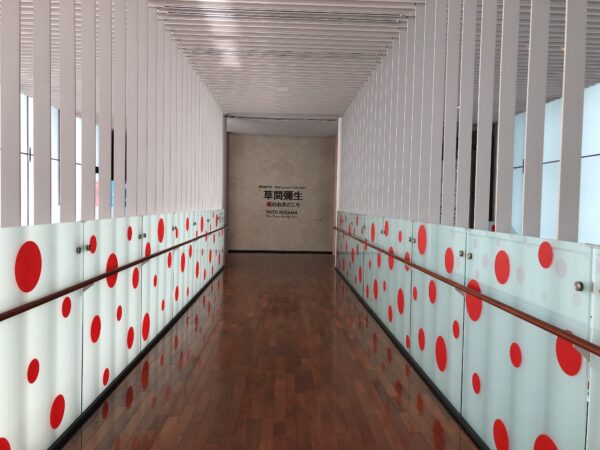 松本美術館の廊下、草間彌生さんの赤ドット