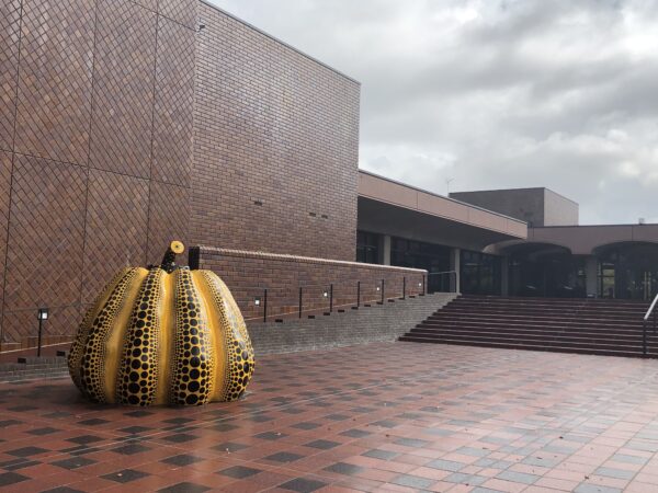 福岡市美術館と草間彌生の黄色い南瓜