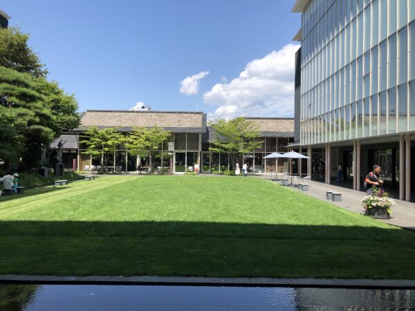松本美術館の中庭