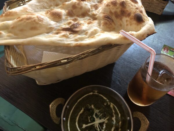 インド料理「ガネーシャ」のほうれん草チキンカレーセット 