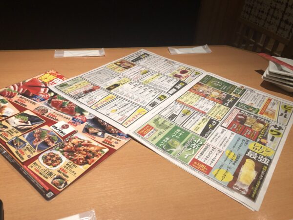 海鮮肉酒場．キタノイチバのテーブルの上にメニュー表あり