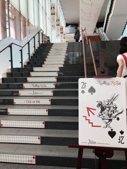 松本美術館の階段も企画展仕様