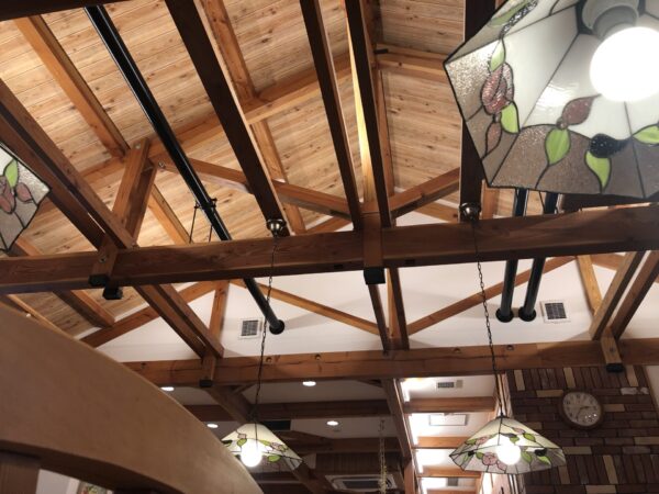 コメダ珈琲店の広い天井