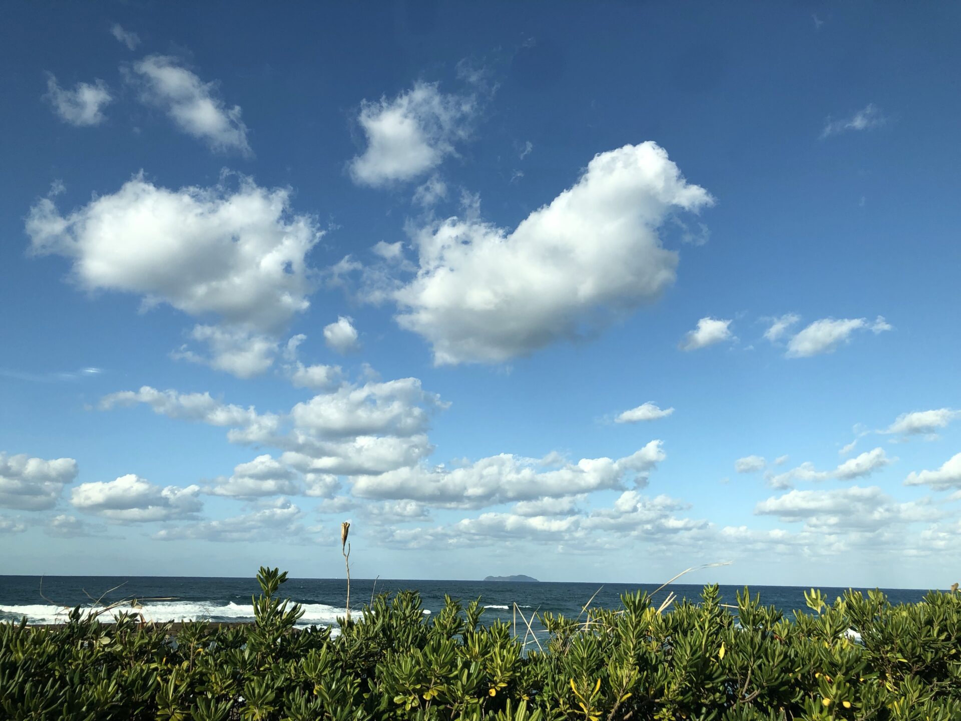 車から見える海・空・島