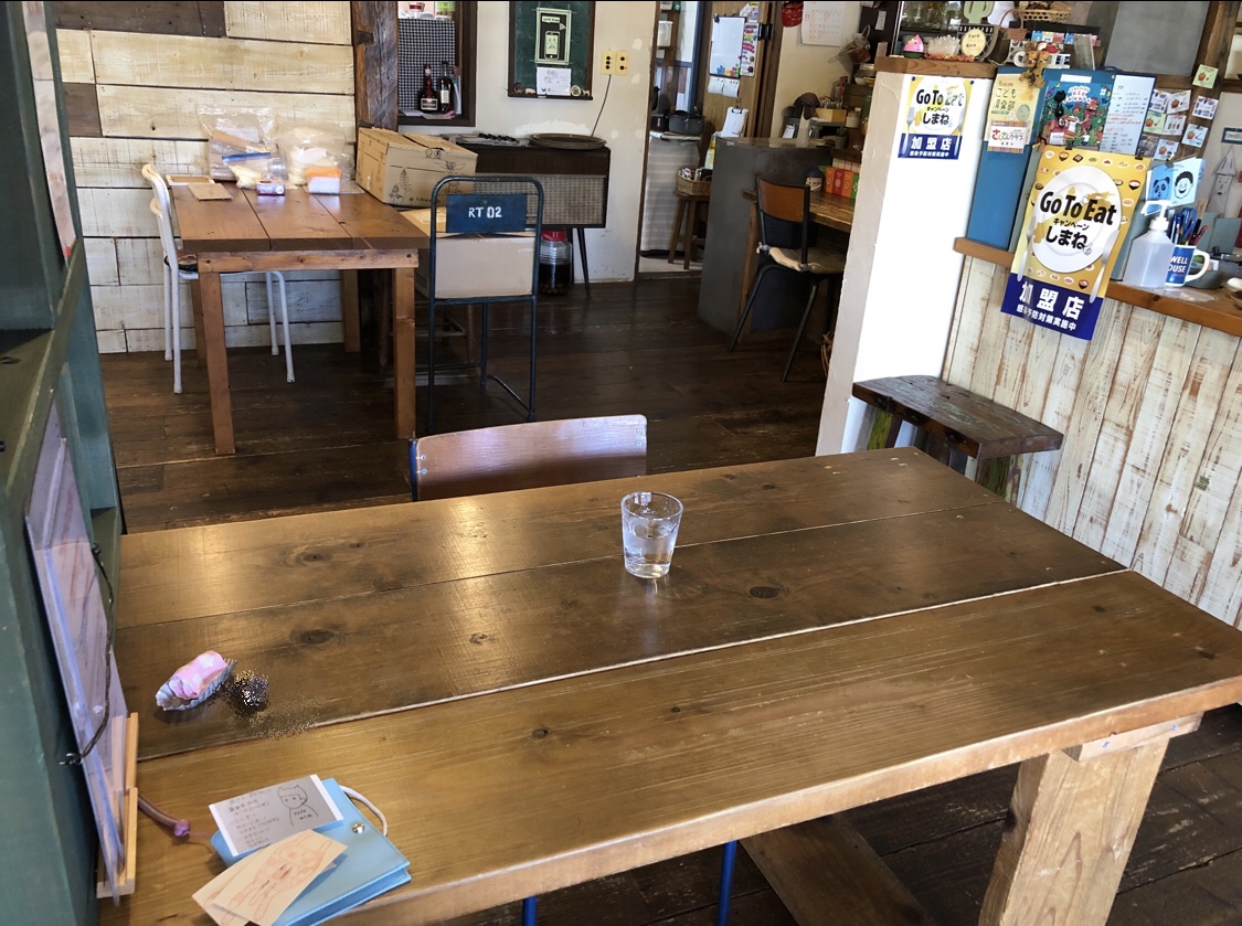 「食堂カフェにちにち」のテーブル席の一部