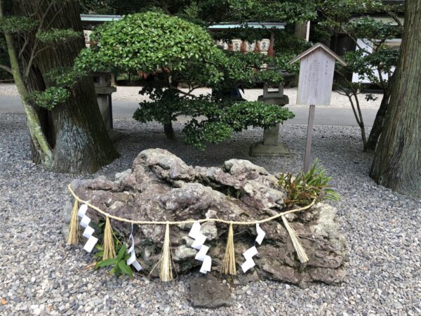 猿田彦神社のたから石
