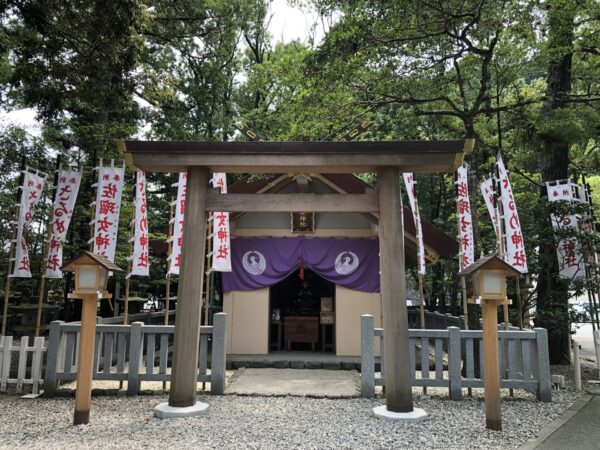 猿田彦神社境内にある佐瑠女神社