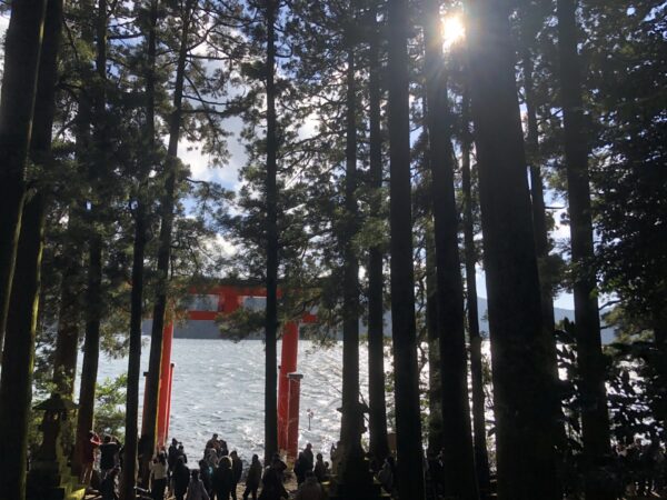 芦ノ湖にそびえる「平和の鳥居」