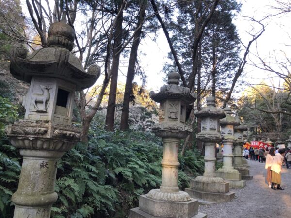 香取神宮の参道の両脇ある．鹿がいるぞ大きな石燈籠