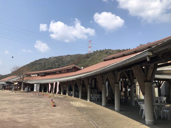 島根県の道の駅シルクウェイ日原の外観