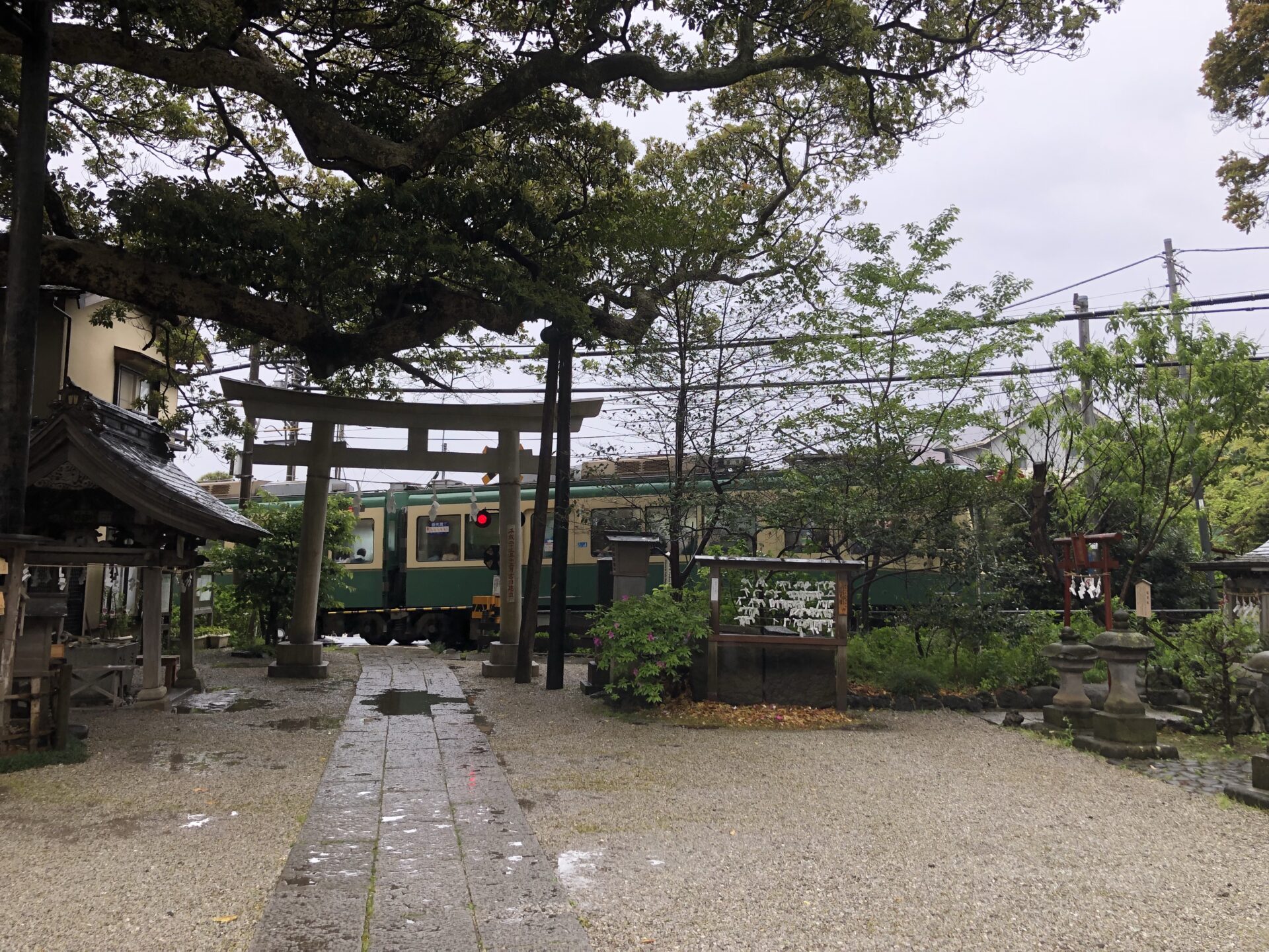 鎌倉・江ノ島七福神巡り：境内から江ノ電が見える御霊神社