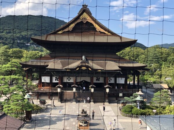 善光寺の山門からの景色（本堂方面）