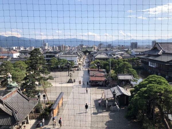 善光寺の山門からの景色（参道方面）