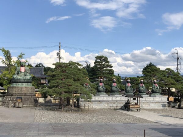 善光寺の境内の景色