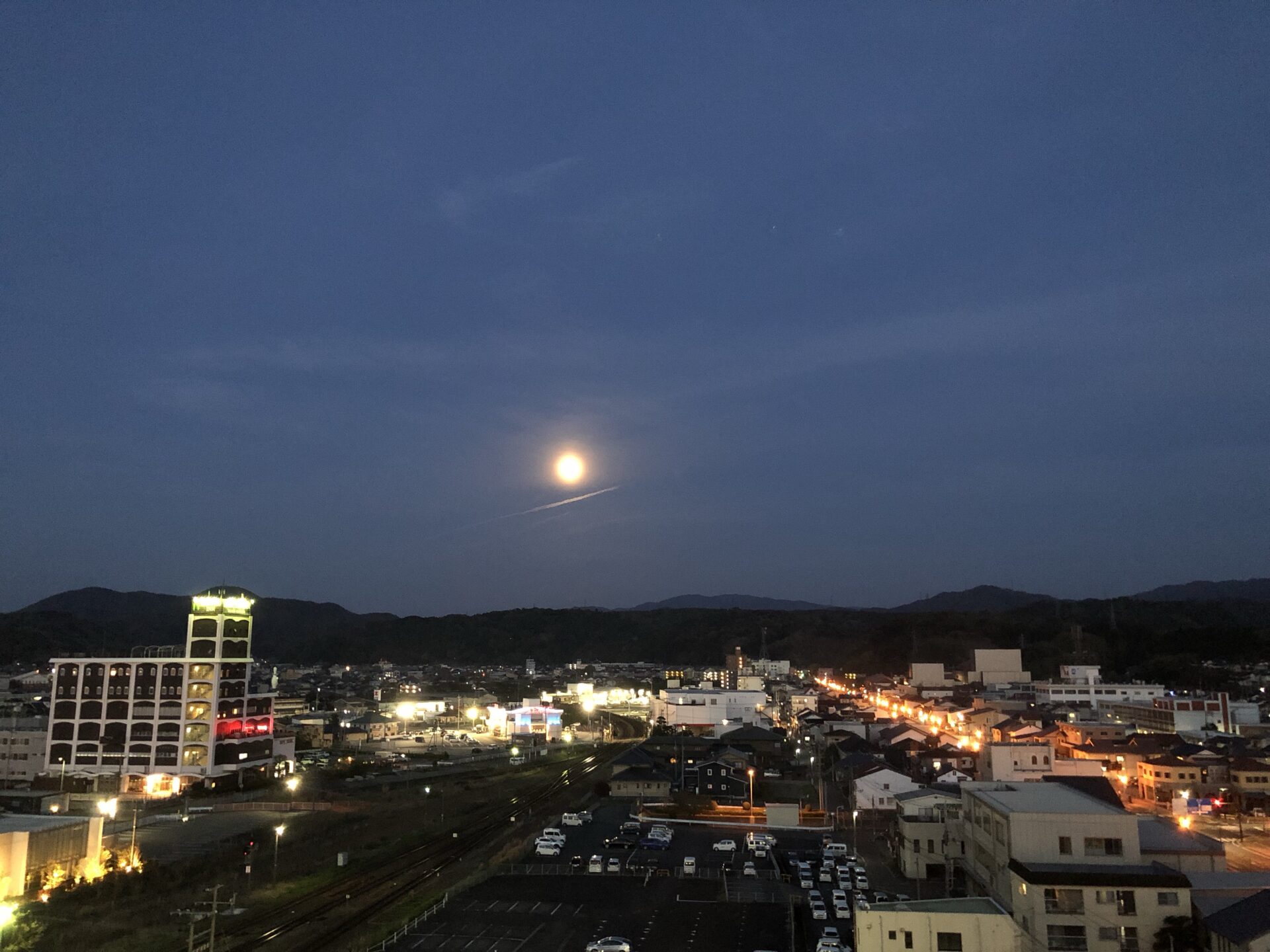 益田グリーンホテルモーリスの裏側の部屋から見える夜の景色
