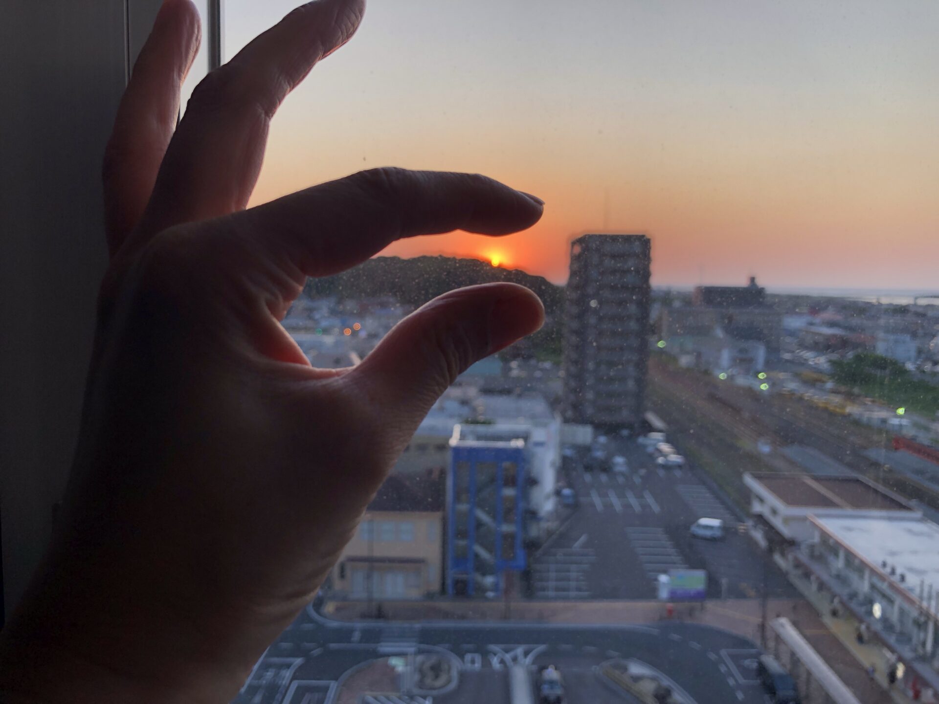 益田グリーンホテルモーリスの窓から見える夕景