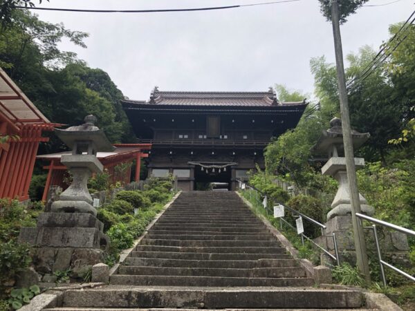 高津柿本神社の楼門までの石段