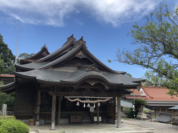 高津柿本神社の拝殿、本殿
