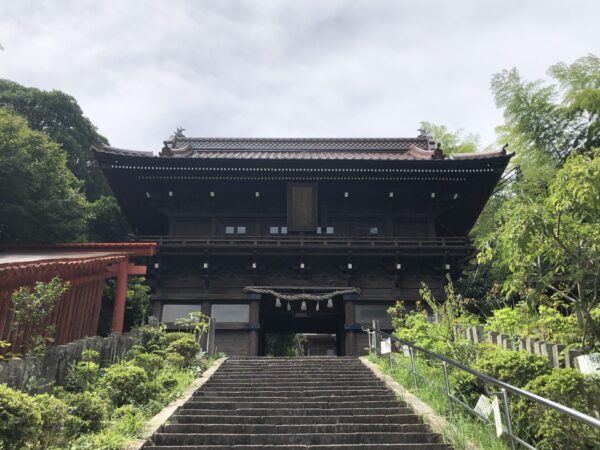 高津柿本神社の楼門までの参道